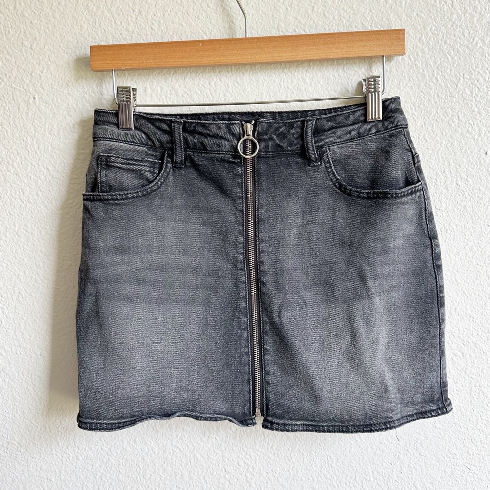 Lulu’s Faded Black Denim Zip-Up Mini Skirt Size 26